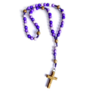 Rosenkranz mit violetten Acrylperlen und Olivenholzkreuz